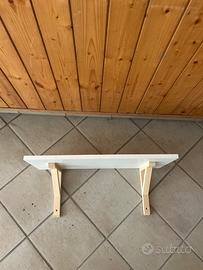 Mensola bianca e supporti color legno