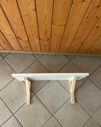 Mensola bianca e supporti color legno
