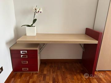 Scrivania rossa con struttura in legno