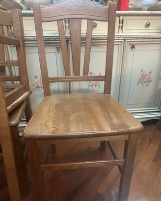 Quattro sedie in legno