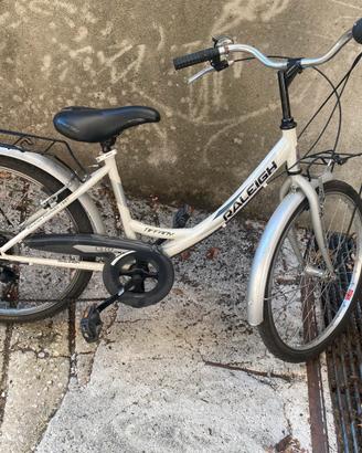Bici colore avorio  da passeggiò cambio a sei velo