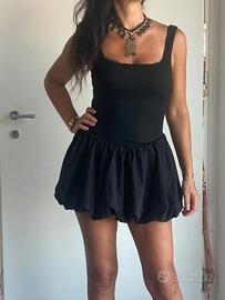 Abito nero simil corsetto e gonna a palloncino