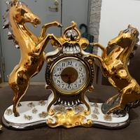 Orologio con cavalli ceramica