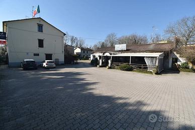 Attività / Licenza di 1155 m² con più di 5 locali 