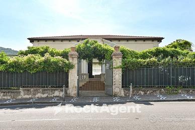 PALAZZO D'EPOCA CON APPARTAMENTI E LOCALI COMMERCI