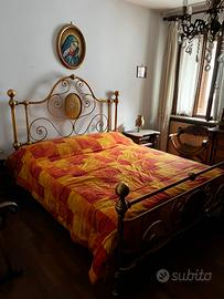 Letto vintage in ferro battuto con reti a doghe