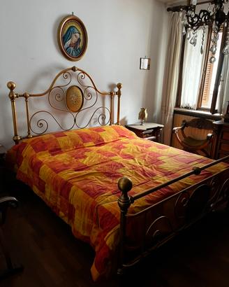 Letto vintage in ferro battuto con reti a doghe