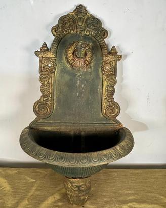 Fontana in ghisa da parete vintage