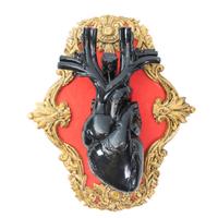 Scultura di cuore anatomico su cornice barocca oro