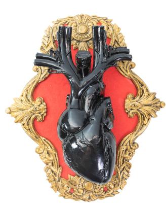 Scultura di cuore anatomico su cornice barocca oro