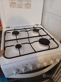 Cucina a gas quattro fuochi con forno indesit