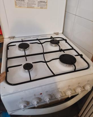 Cucina a gas quattro fuochi con forno indesit