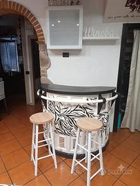 Mobile Bar con vetrina led e sgabelli.