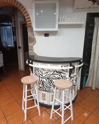 Mobile Bar con vetrina led e sgabelli.