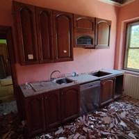 Cucina con lavastoviglie 