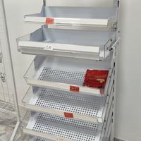 Espositore a Mensole in Metallo con LED e Carrello