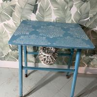 Carrello shabby azzurro con vetro decorato a mano