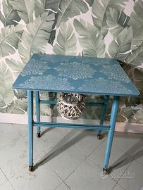 Carrello shabby azzurro con vetro decorato a mano