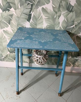 Carrello shabby azzurro con vetro decorato a mano
