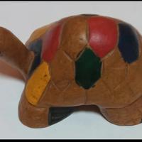 Tartaruga in legno intagliato a mano.