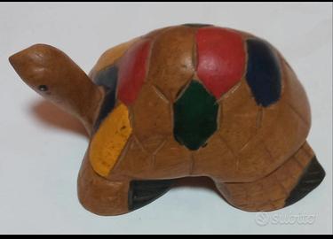 Tartaruga in legno intagliato a mano.