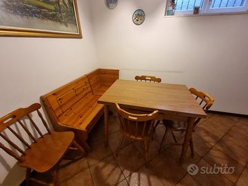Tavolo con sedie e panca