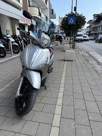 Beverly 350cc Sport Touring 2015