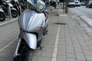 Beverly 350cc Sport Touring 2015