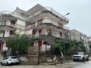 Ampio trilocale in parco con cantinola cod. 1022