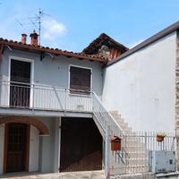 Casa bipiano con cortile carrabile