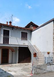Casa bipiano con cortile carrabile