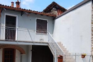 Casa bipiano con cortile carrabile
