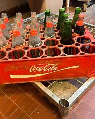 Cassetta anni ‘90 con bottiglie coca cola e lemond
