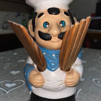 Cuoco con utensili da cucina