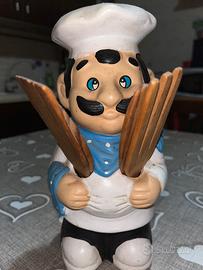 Cuoco con utensili da cucina