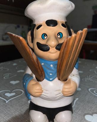 Cuoco con utensili da cucina