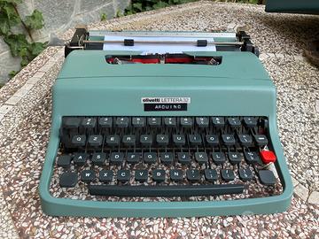 Macchina da scrivere Olivetti Lettera 32