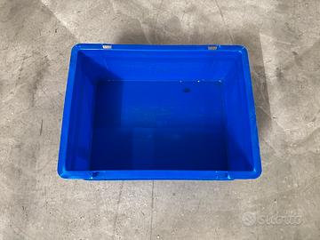 Contenitore in plastica impilabile per officina