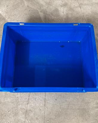 Contenitore in plastica impilabile per officina