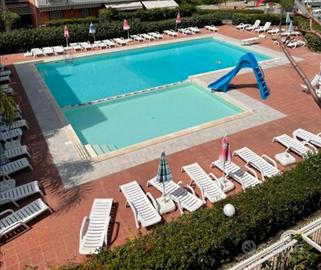 Casa con piscina vicino al mare