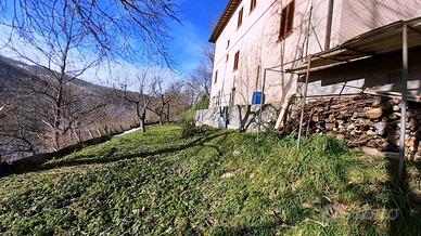 CASA SINGOLA CON GIARDINO, A POCHI MINUTI DA COLFI
