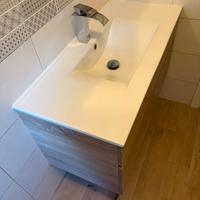 Mobile bagno sospeso con lavabo