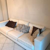 Divano di pelle bianca seminuovo