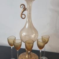 Bottiglia con bicchieri 