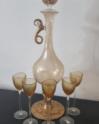 Bottiglia con bicchieri 