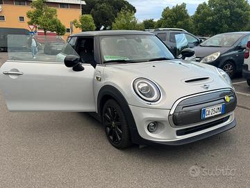 Mini Cooper SE în perfetta condizioni