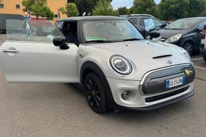 Mini Cooper SE în perfetta condizioni