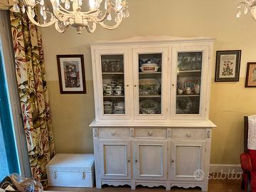 Credenza shabby chic con vetrina superiore - Arredamento e