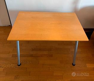 Scrivania IKEA con gambe regolabili e passacavi