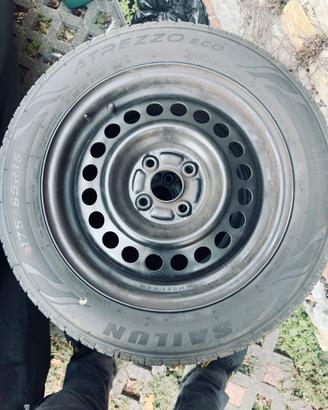 Cerchi honda 15” 4x100 gommati con copriruota